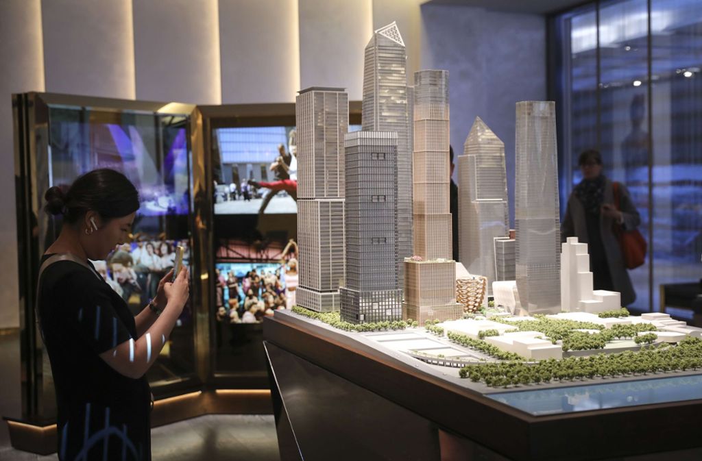 Anwohner schauten sich in einem Ausstellungsraum während der Eröffnung ein Model des neuen Stadtviertels Hudson Yards an.