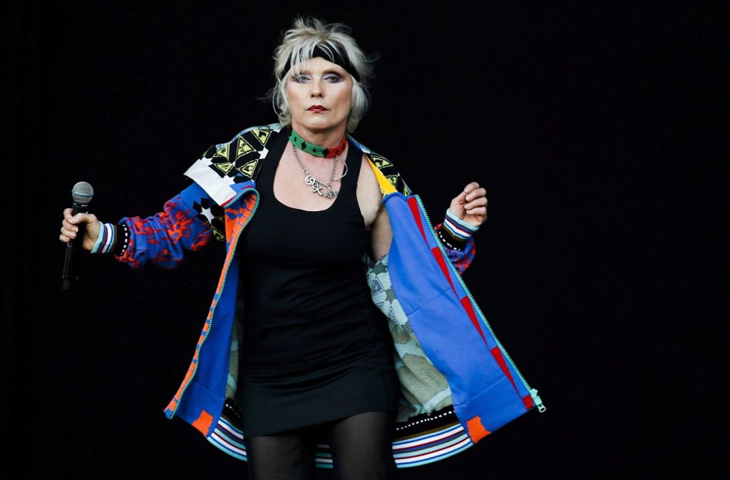 Punk-Gören und vor allem Blondie-Sängerin Debbie Harry (Foto) hauchten dem Minirock in den Siebzigern mit schwarzem Leder, PVC, Nieten und zerrissenen Netzstrumpfhosen neues Leben ein.