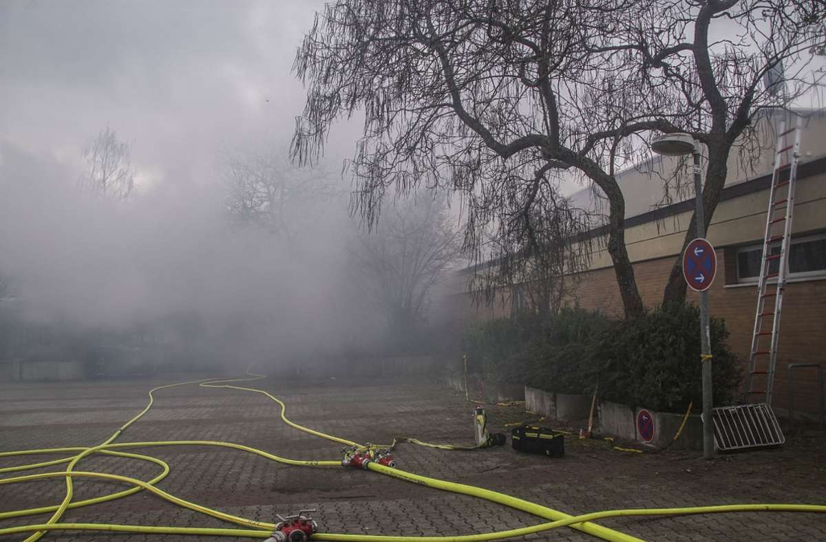 Am Dienstagmorgen ist in einem Lagerraum in der Eschenriedhalle in Sindelfingen ein Feuer ausgebrochen.