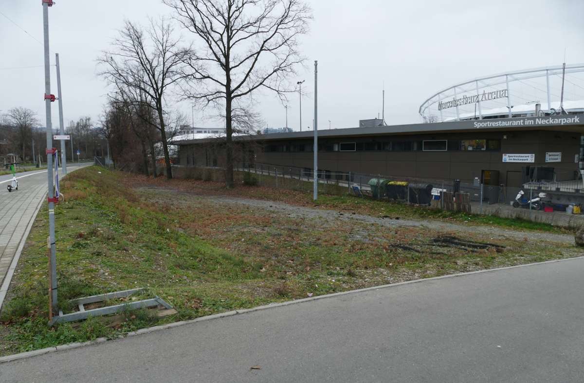 Auf dieser Fläche zwischen dem VfL-Vereinsheim und der Benzstraße ist der neue Parkplatz vorgesehen.