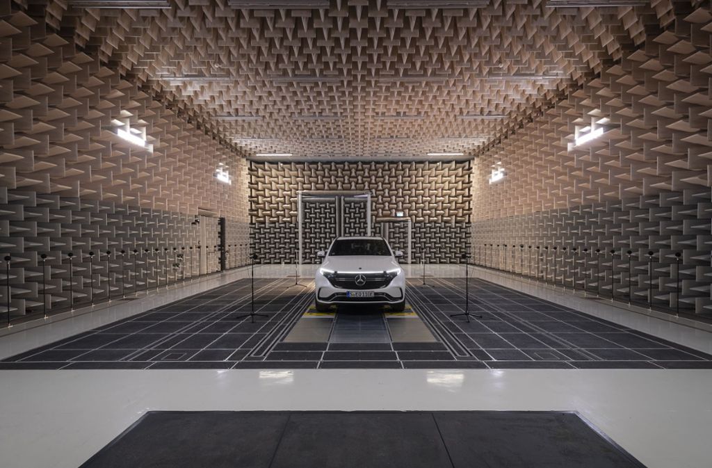 Im Mercedes-Benz Technologie Center in Sindelfingen entsteht mithilfe spezieller Mikrofone der E-Sound für den EQC. Der Raum ist mit schallabsorbierendem Material ausgekleidet.