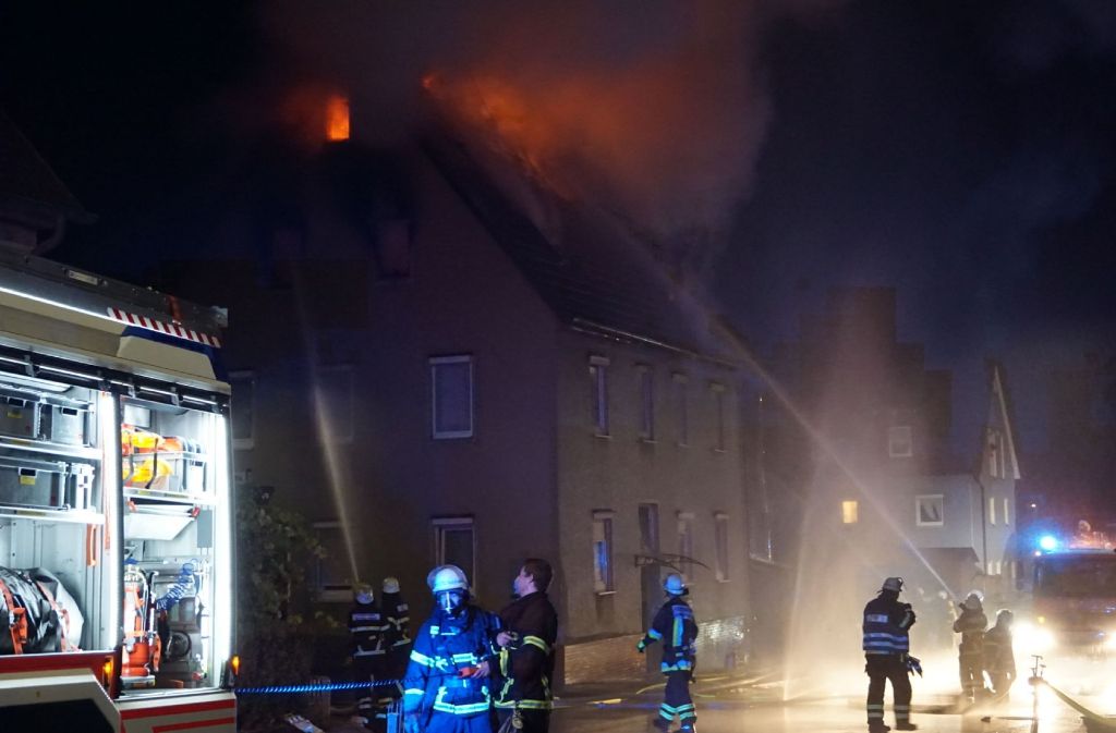 Ein Mehrfamilienhaus in Sindelfingen-Maichingen ist am frühen Donnerstagmorgen den Flammen zum Opfer gefallen.