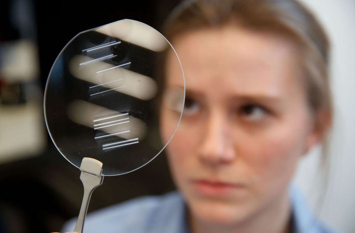 Trumpf entwickelt Teile für Quantensensoren. Das Unternehmen lasert aus einem Kristall winzige Lichtkanäle heraus – das technologische Herzstück für Quantensensoren. Diese könnten in Zukunft neue Mikroskope ermöglichen, die in der Medizin zum Einsatz kommen.