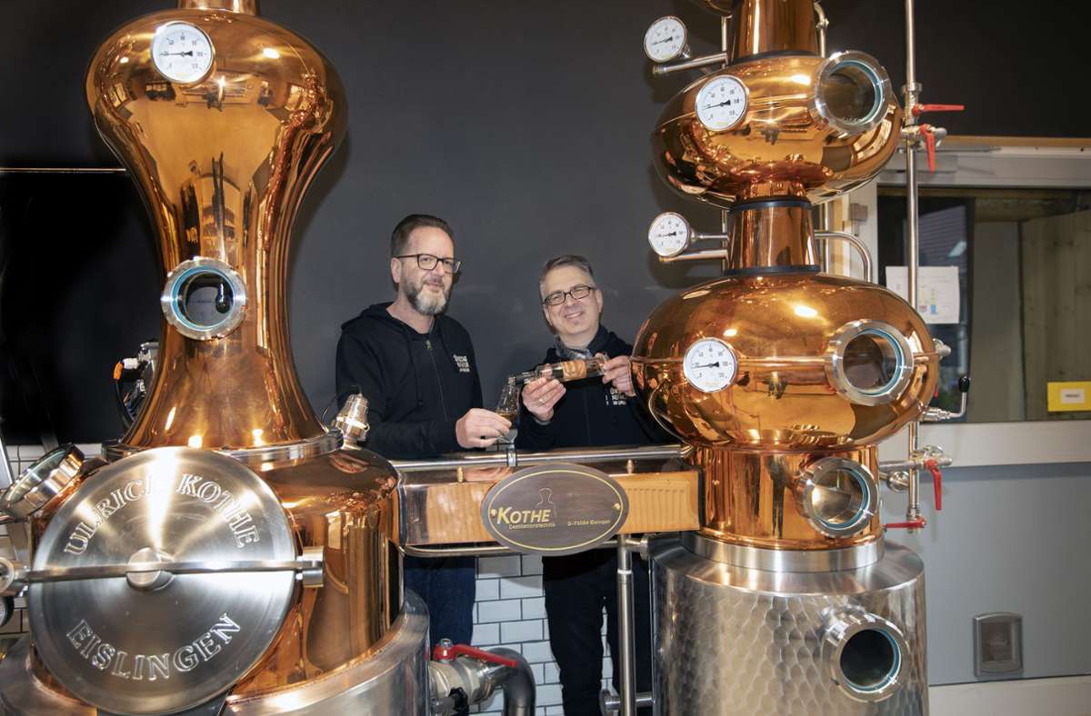 Für die Bedürfnisse von Martin Wünsche (links) und Stefan Lipka wurde eigens eine Destille von der Eislinger Firma Kothe entwickelt.