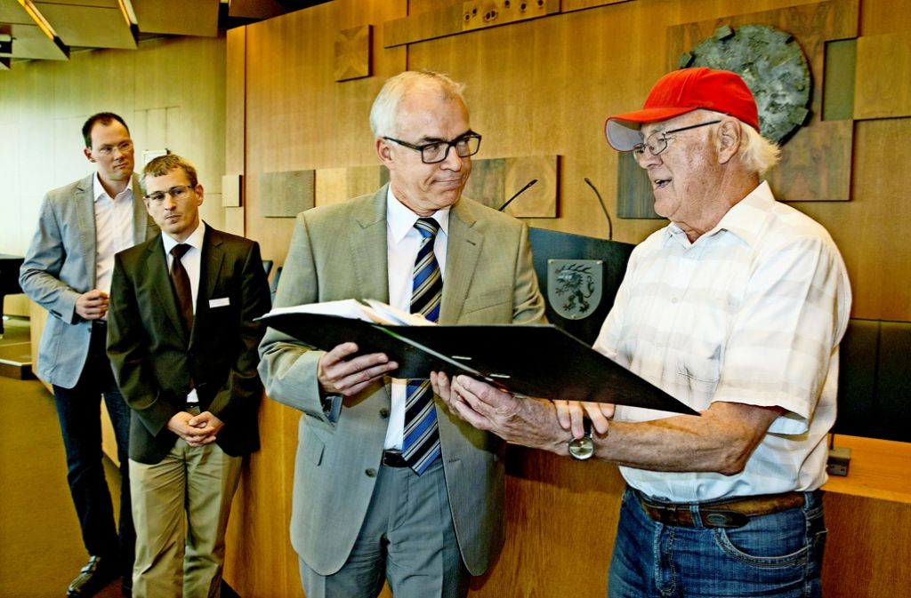 Eberhard Hottenroth (rechts) überreicht die Unterschriften an Landrat Edgar Wolff . Foto: Horst Rudel