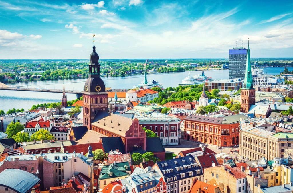 Die Altstadt von Riga erinnert mit ihren Stufengiebeln und Backsteinkirchen an die Hansezeit.