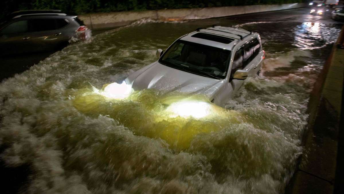  Bei den schweren Überschwemmungen in New York sind mindestens sieben Menschen ums Leben gekommen. Das verlautete aus Polizeikreisen der US-Metropole. 