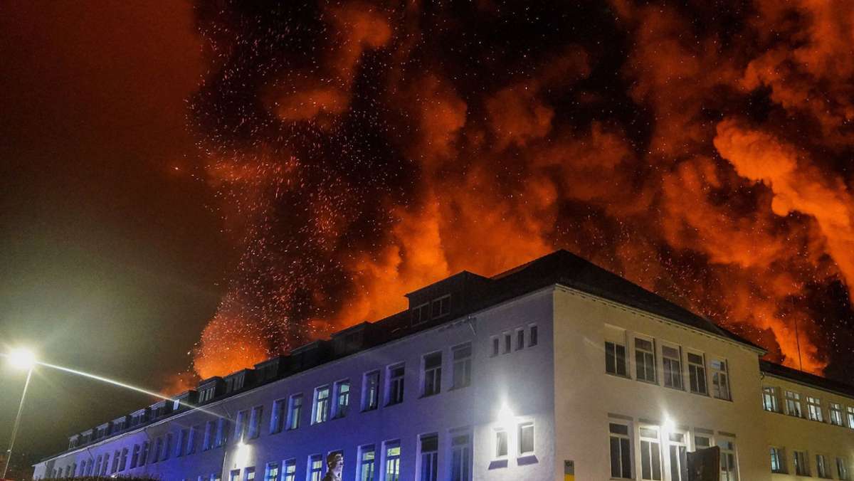  Ein Großbrand in einer Halle auf dem Gelände von Bosch Thermotechnik in Wernau bei Esslingen in Baden-Württemberg hat einen Schaden in Millionenhöhe verursacht. 