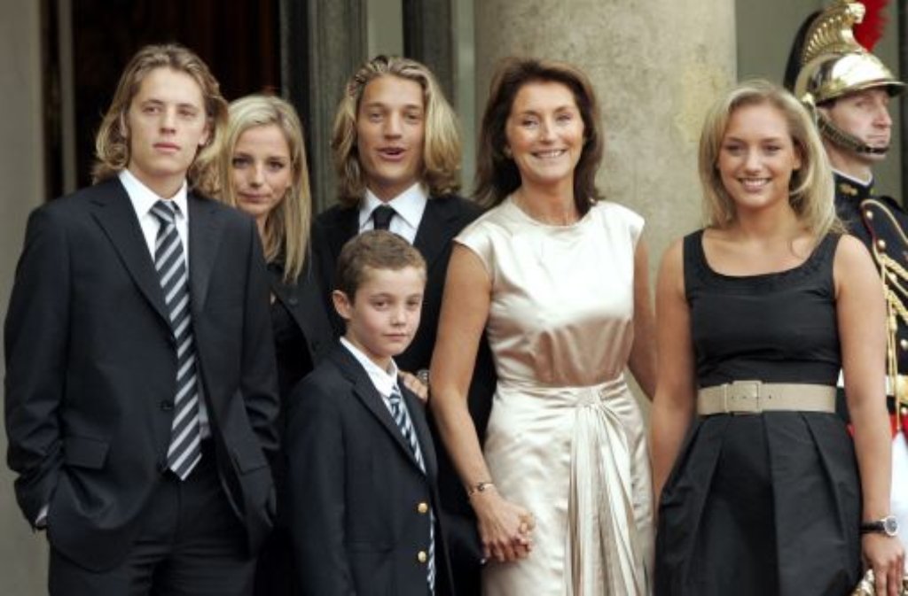 Nicolas Sarkozy hat die beiden erwachsenen Söhne Pierre und Jean aus seiner ersten Ehe und den 13 Jahre alten Louis (aus zweiter Ehe mit Cécilia).