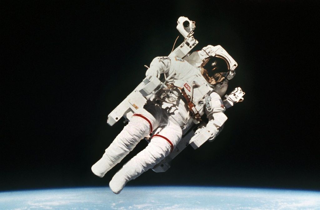 Februar 1984: US-Astronaut Bruce McCandless bei seinem ersten Alleinflug ohne Sicherheitsleine über der Erde in der Umlaufbahn des Space Shuttle Challenger am 9. Februar 1984. Er entfernte sich bis zu 100 Meter von der Raumfähre.