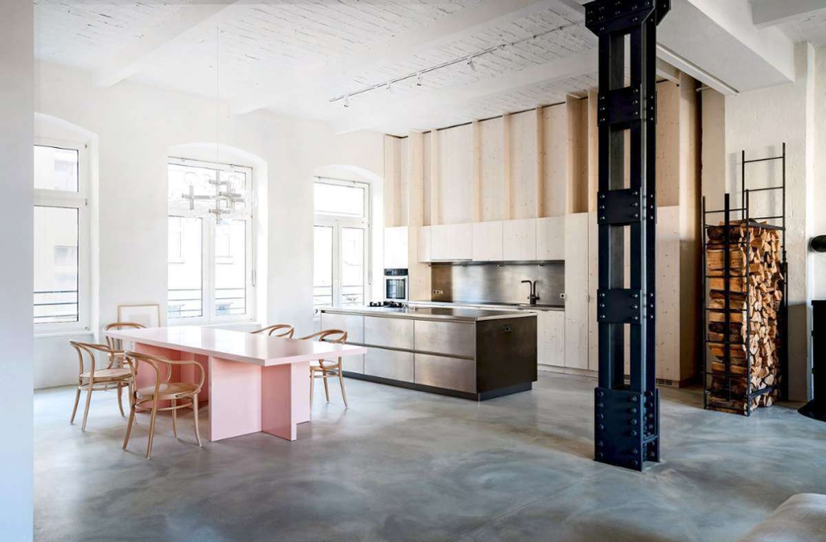 Noch ein gelungener Umbau in der Hauptstadt. Viel Platz, hohe Decke: Küche und Essbereich im Industrieloft in Berlin-Kreuzberg, entworfen von Patrick Batek für eine fünfköpfige Familie.