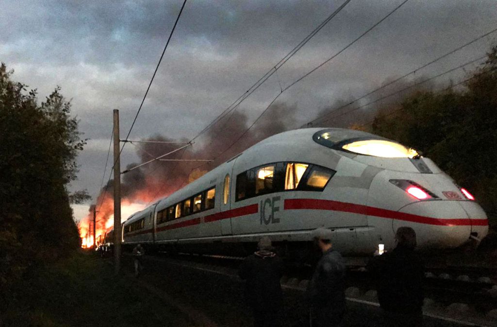 Nach Angaben der Deutschen Bahn wurden rund 500 Fahrgäste in Sicherheit gebracht und mit Bussen nach Montabaur gebracht. Verletzt wurde niemand.
