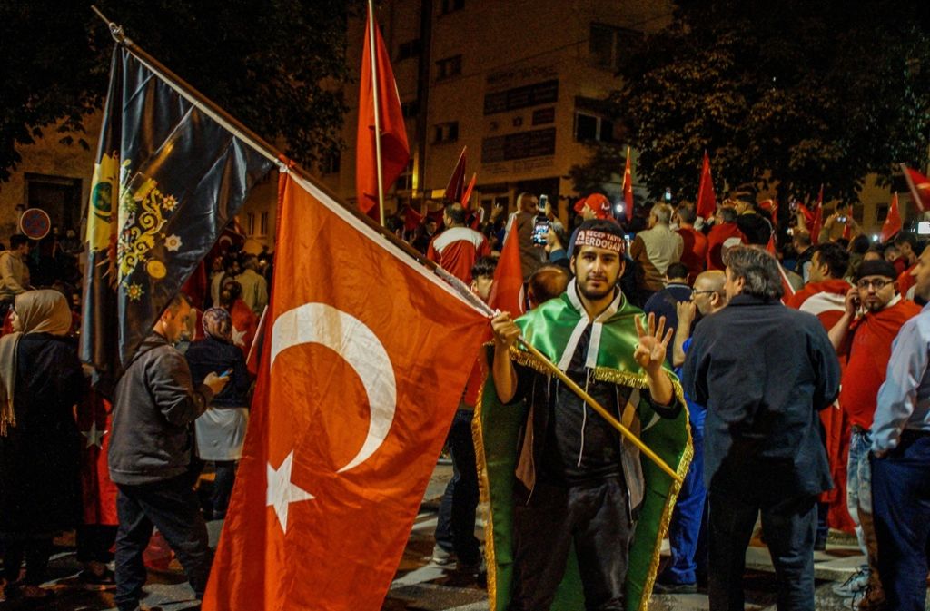 Die türkischen Demonstranten haben gegen den Putschversuch demonstriert.
