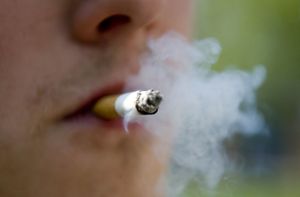 Vater schlägt Raucher wegen Qualm von Zigarette krankenhausreif