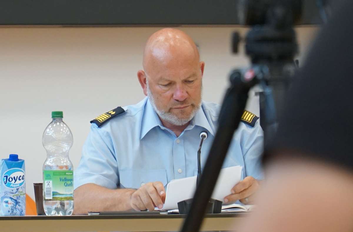 Der Einsatzleiter Heinz Wolschendorf bei der täglichen Pressekonferenz in der Bundesakademie für Bevölkerungsschutz.