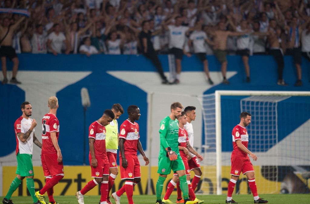 Niedergeschlagen trotten die VfB-Profis vom Feld in Rostock.