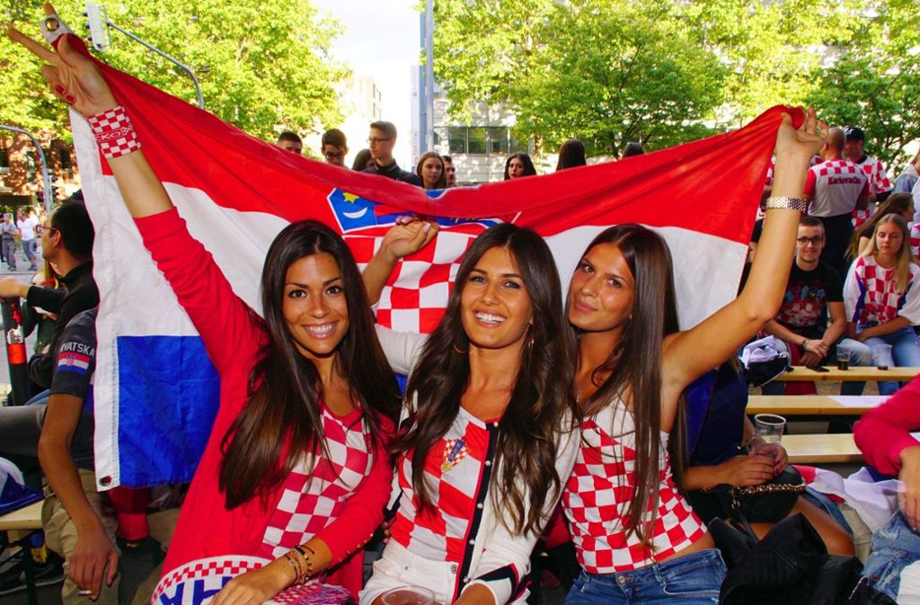 So schön kann die Fußball-WM in Stuttgart sein: Diese weiblichen kroatischen Fans waren Stammgäste auf der Theodor-Heuss-Straße.
