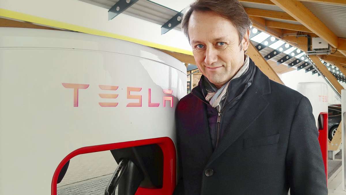  Der Unternehmer Roland Schüren ist Bäcker. Eigentlich. Denn nebenbei baut er Europas größten Ladepark für Elektroautos. Zu Besuch bei einem Mann, der eine Mission hat. 