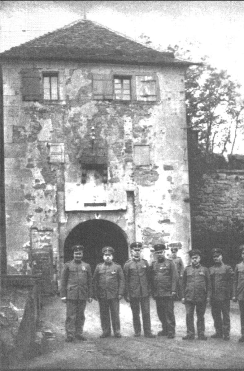 Wachpersonal vor dem äußeren Tor des Gefängnisses Hohenasperg, 1930.
