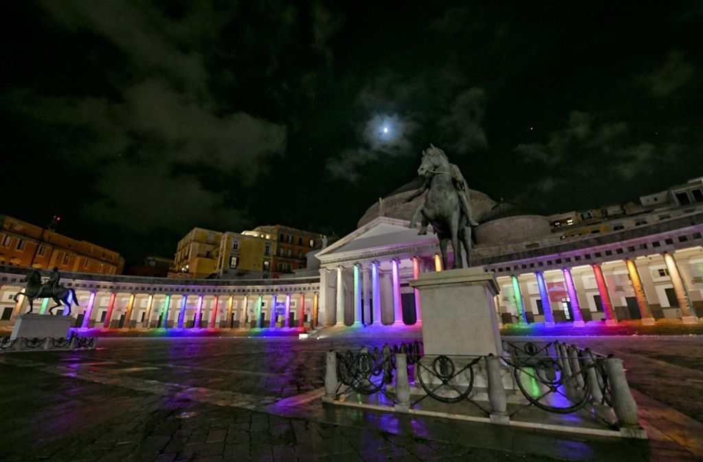 Die Kolonaden der Piazza del Plebiscito in Neapel erstrahlen wie der Eiffelturm in den Regenbogenfarben.