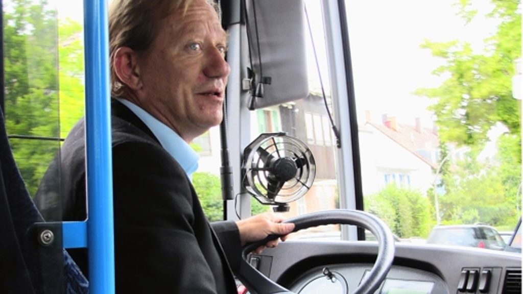  Eine Serie erzählt von bekannten Gesichtern. Heute: Der Busfahrer Jürgen Deiß. Der gelernte Bäcker und anschließender Gaststättenbesitzer ist glücklich mit seiner Umschulung zum Busfahrer. 