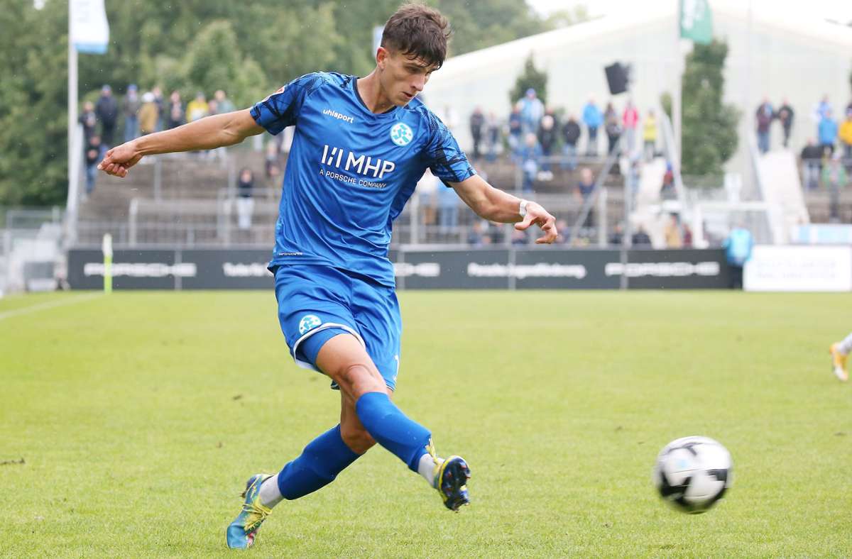 Offensivmann Konrad Riehle trug am 9. April mit zwei Toren zum 7:0 der Kickers bei der Sport-Union Neckarsulm bei. Mit diesem Kantersieg schoben sich die Blauen am 28. Spieltag wieder am SGV Freiberg vorbei auf Platz eins der Tabelle.