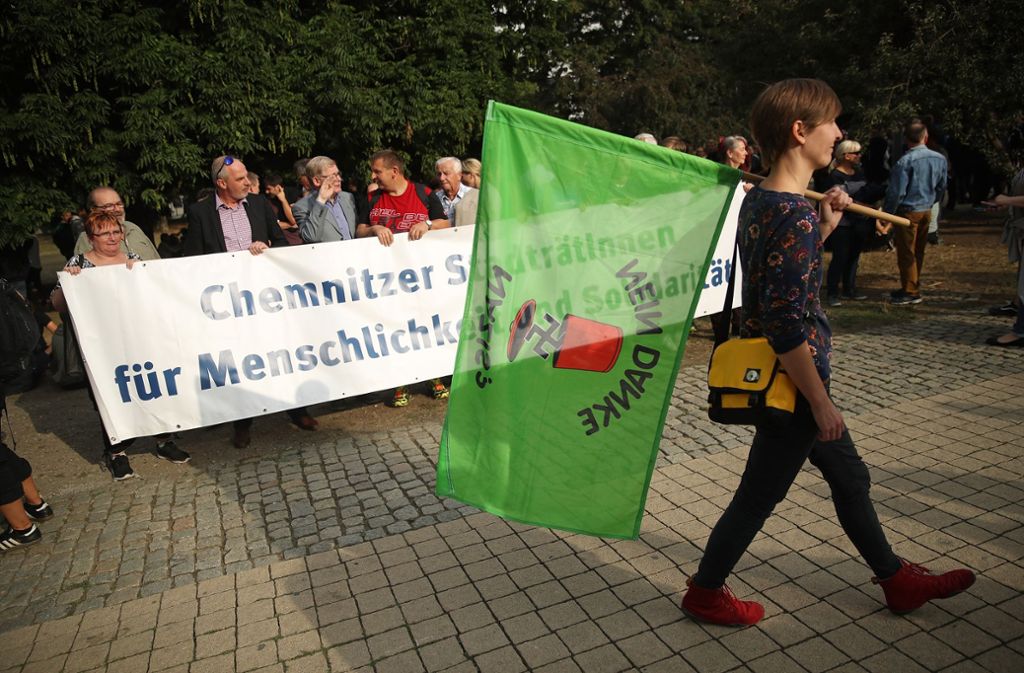 „Die Jagdszenen auf Menschen, die nach Ausländern aussehen, machen uns Angst. Wir wollen zeigen, dass Chemnitz ein anderes Gesicht hat: weltoffen und gegen Fremdenfeindlichkeit“, sagte der Chemnitzer Linke-Vorsitzende Tim Detzner am Montag bei einer Kundgebung vor der Stadthalle.