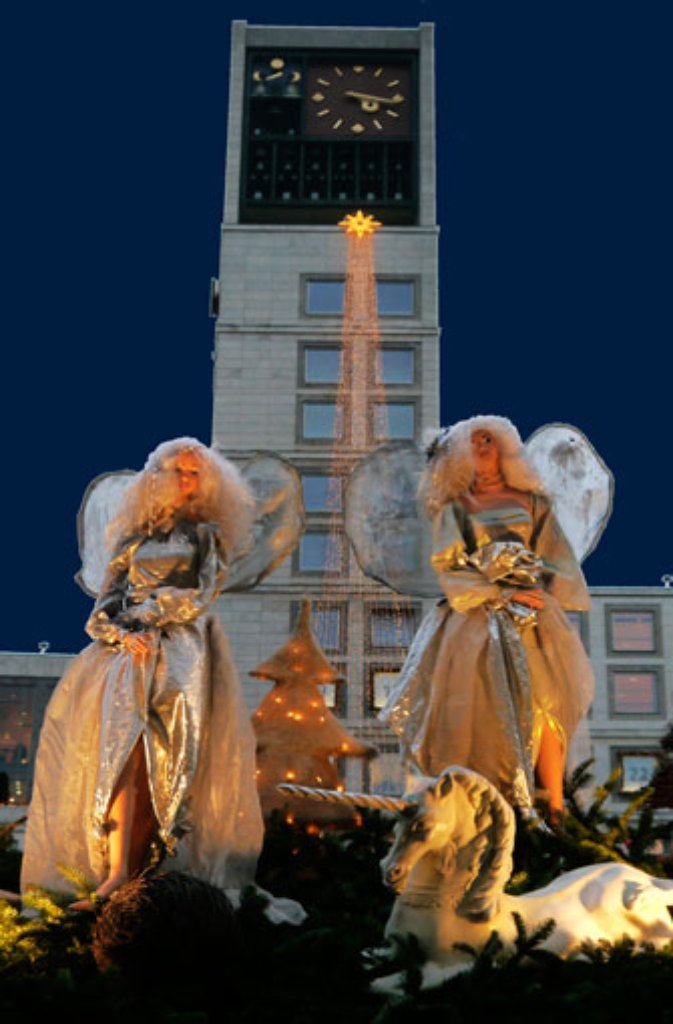 Vor dem beleuchteten Rathausturm in Stuttgart heißen diese Engel noch bis zum 23. Dezember Weihnachtsmarktbesucher willkommen.