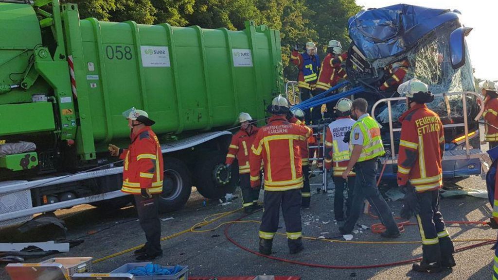 A5 bei Ettlingen: Bus prallt in Stauende – Junge Reiseleiterin stirbt