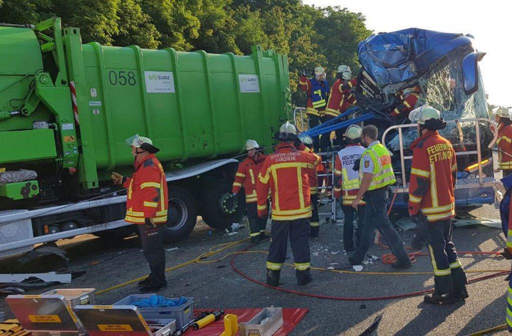 Feuerwehr und Rettungskräfte sind bei dem schweren Unfall auf der A5 bei Ettlingen im Einsatz.