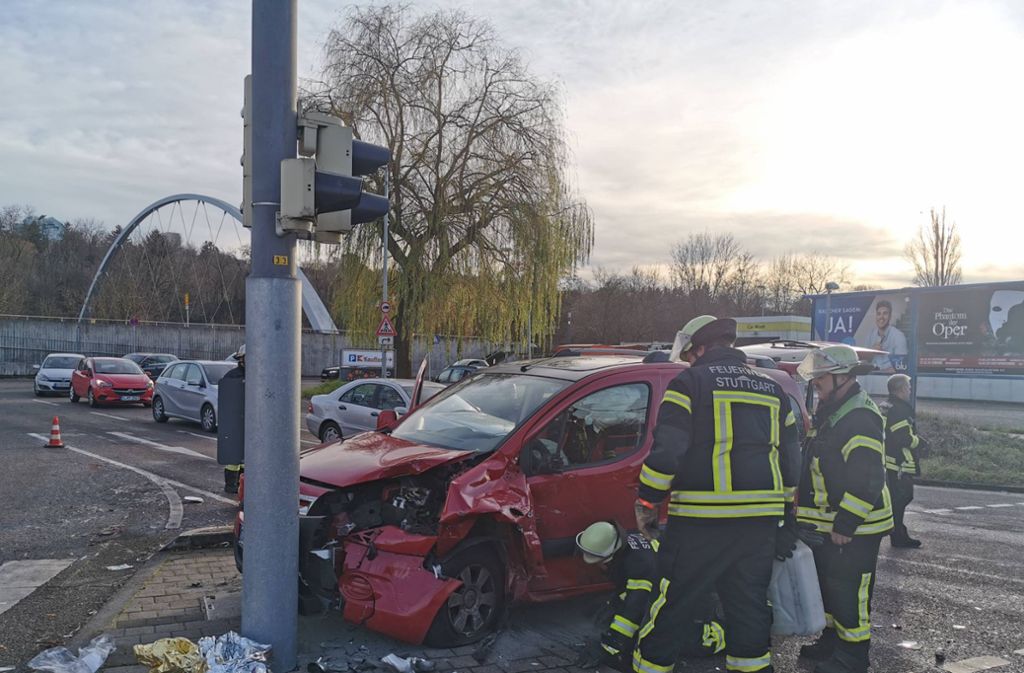 Der Unfall ereignete sich auf der Aldinger Straße. Der Wagen der Frau kam auf einer Straßenbahnlinie zum Stehen.