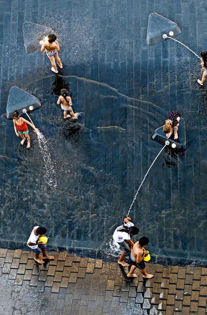 Die Wasserspiele am Mailänder Platz sind in der Jahreszeit sehr beliebt.
