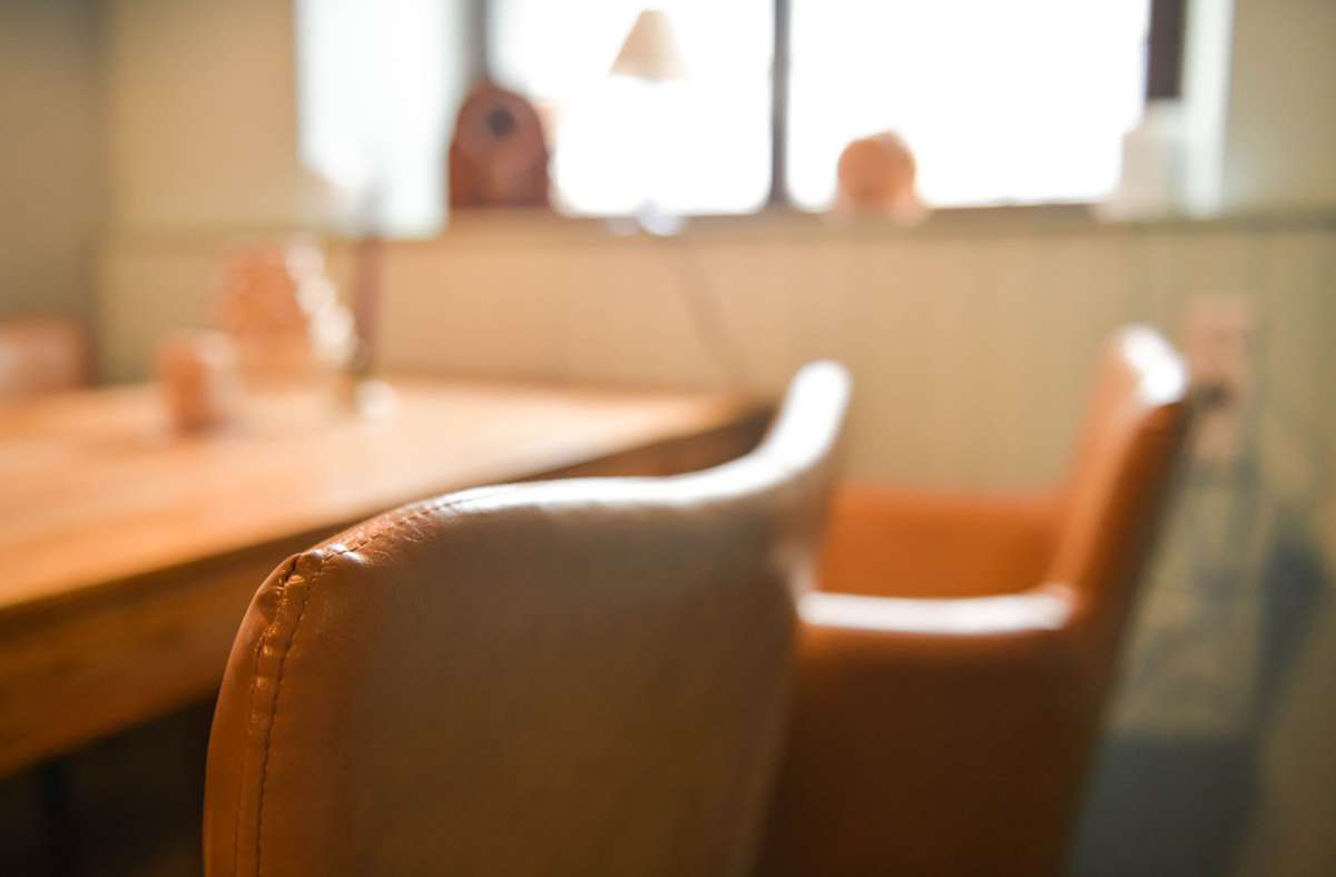 Moderner und mit einladenden Sesseln mit Kunstleder-Bezug ist der vordere Teil des Restaurants eingerichtet. Im April wird das Hotel Köhler 108 Jahre alt.