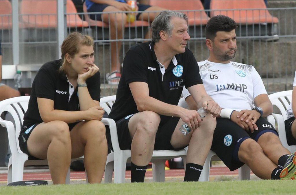 Lutz Siebrecht zwischen Torwart-Trainer Ümit Sahin und Physiotherapeutin Chantal Schwinger.