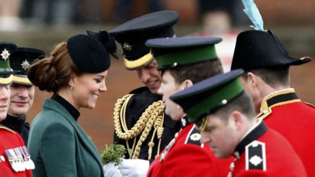Ehrung zum St Patricks Day: Schwangere Herzogin Kate verteilt Klee