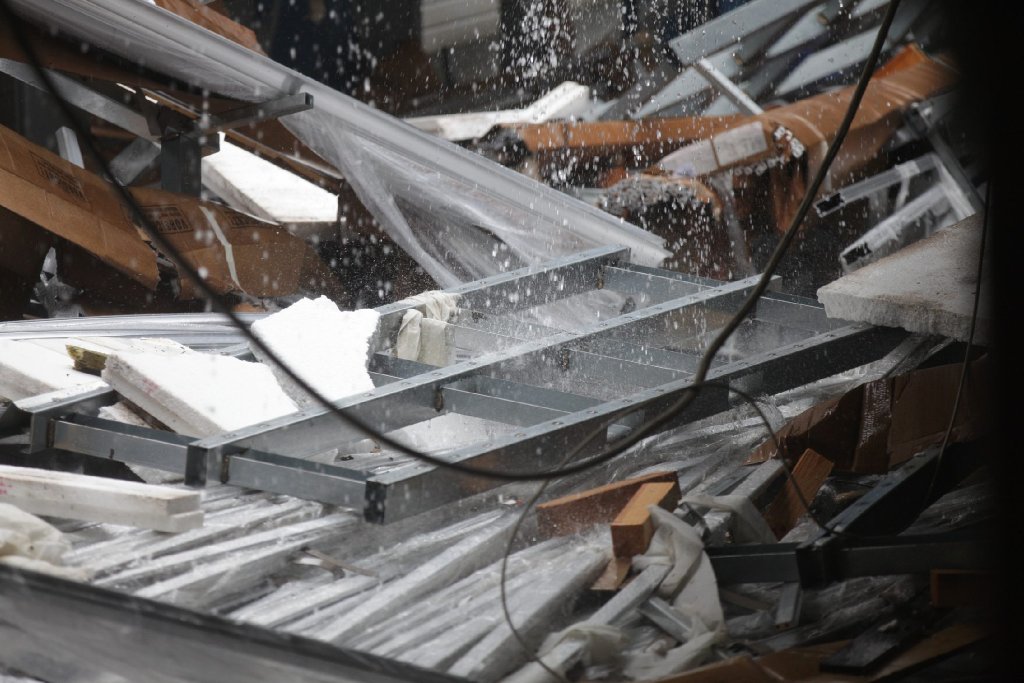 Aufgrund der starken Regenfälle ist in Nürtingen-Zizishausen (Kreis Esslingen) ein Teil des Fabrikhallendaches einer metallverarbeitenden Firma eingestürzt. Durch den Einsturz wurde ein Stickstofftank beschädigt.