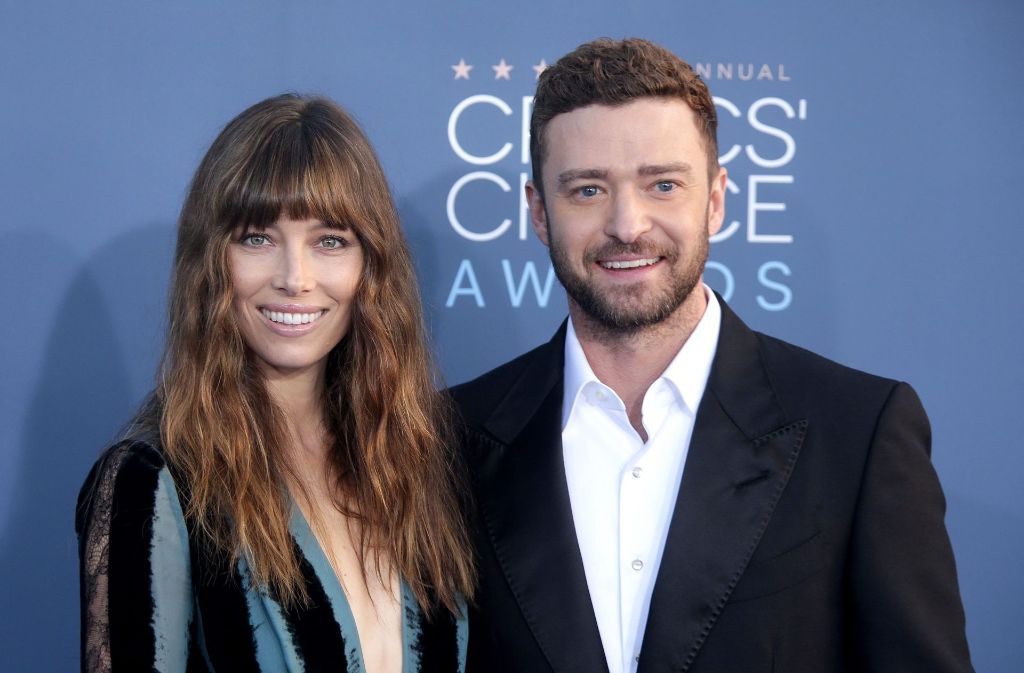 Nach fünf Jahren Ehe feiern Justin Timberlake und Jessica Biel ihre hölzerne Hochzeit. Der Begriff symbolisiert, dass die Ehe sich zwar schon verfestigt hat, aber immer noch leicht brennbar ist.