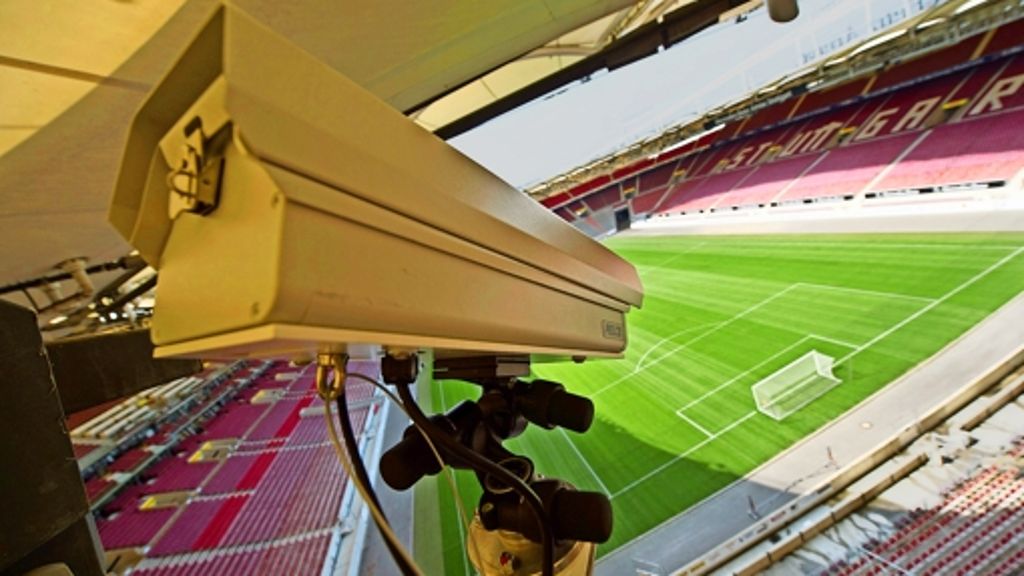  Nach langen Diskussionen hält die Torlinientechnik nun auch in der Fußball-Bundesliga Einzug. Bei dem „Hawk-Eye“-System handelt es sich um eine Technologie mit 14 auf den Stadiondächern installierten Kameras. Kosten pro Partie: 8000 Euro. 