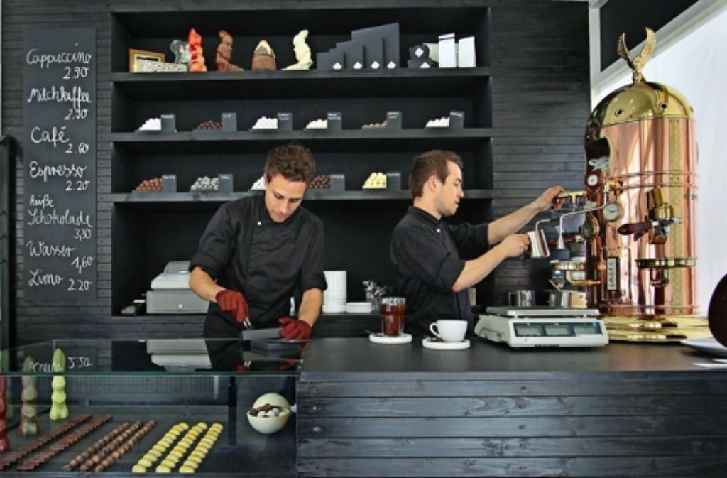 Felix Noller (links) und Kevin Kugel servieren auch heiße Schokolade. Foto: factum/Granville