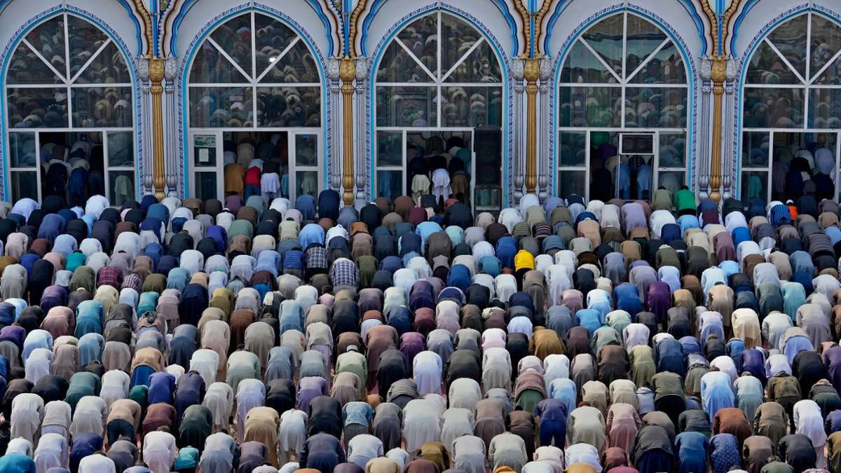 Glaube verbindet: Muslime besuchen während des heiligen Fastenmonats Ramadan einen Gottesdienst in der Jaamia-Moschee im pakistanischen Rawalpindi.