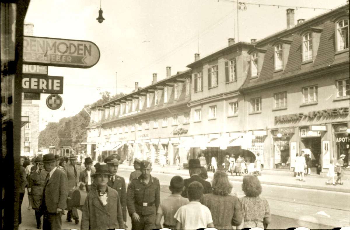 Königstraße, Sommer 1942: In der Bildmitte schaut der Vater unseres Autors in die Kamera.