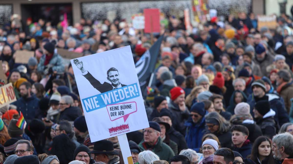 Am Sonntagnachmittag haben auf dem Stuttgarter Marktplatz wieder Menschen für Demokratie und gegen rechts demonstriert.