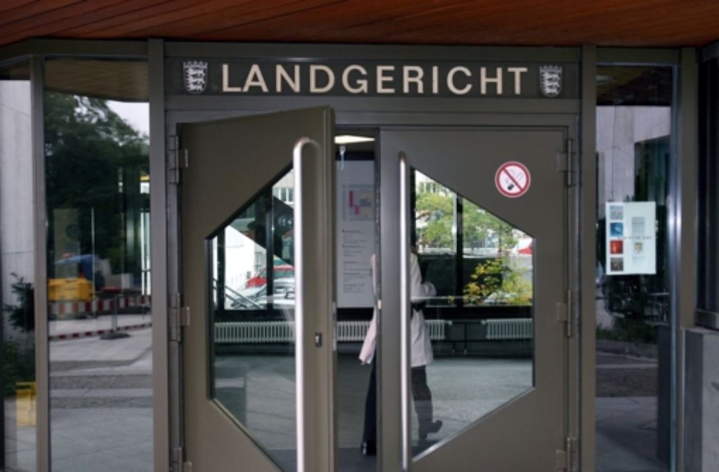 Zwei 19-Jährige müssen sich seit Montag vor dem Landgericht Stuttgart wegen mehrerer Sexualstraftaten verantworten. Foto: dpa