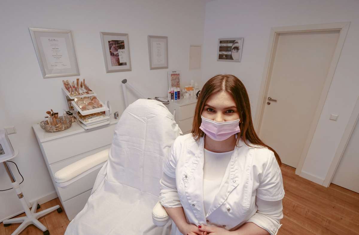 Ebenfalls seit 17. Mai wieder geöffnet sind die Kosmetiksalons im Kreis Böblingen. Für eine Behandlung gelten aber unterschiedliche Regeln, erklärt die Böblinger Kosmetikerin Adelina Koch.