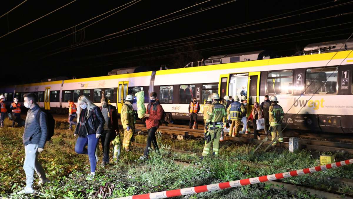 Wegen einer defekten Oberleitung zwischen Esslingen-Stadtmitte und Esslingen-Mettingen hat die Feuerwehr am frühen Samstagabend einen Personenzug evakuiert. Dabei kam es zu Verkehrsbehinderungen.