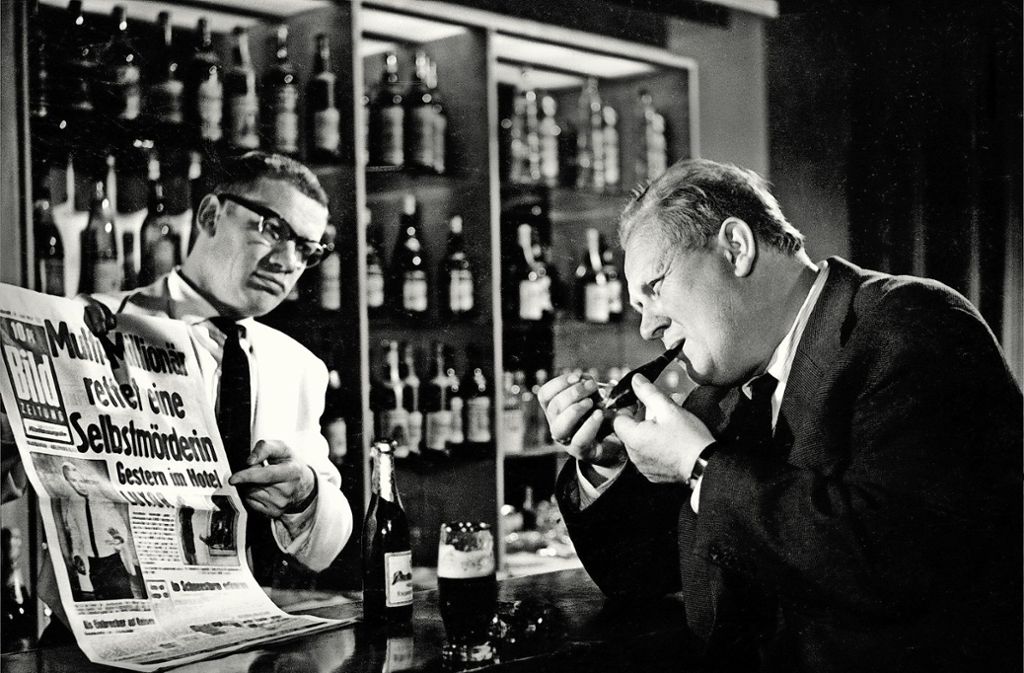 Im alten Film eine ernste Szene: Der Barkeeper (Wolfgang Völz) zeigt dem Kommissar (Gert Fröbe) die Schlagzeilen. Foto: Camino