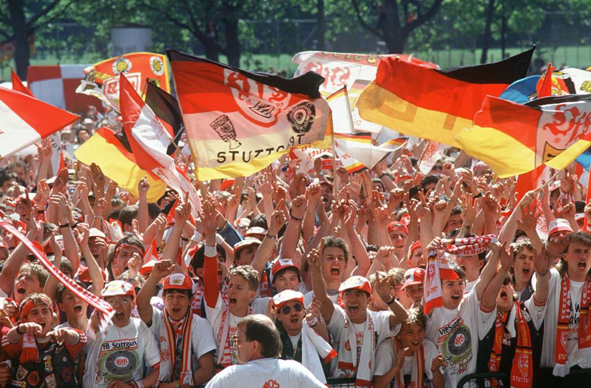 Zahlreiche Fans haben den VfB Stuttgart am letzten Spieltag der Saison 1991/92 nach Leverkusen begleitet – sie mussten mächtig mitfiebern bei diesem Herzschlagfinale. Drei Mannschaften hatten noch die Chance, deutscher Meister zu werden.