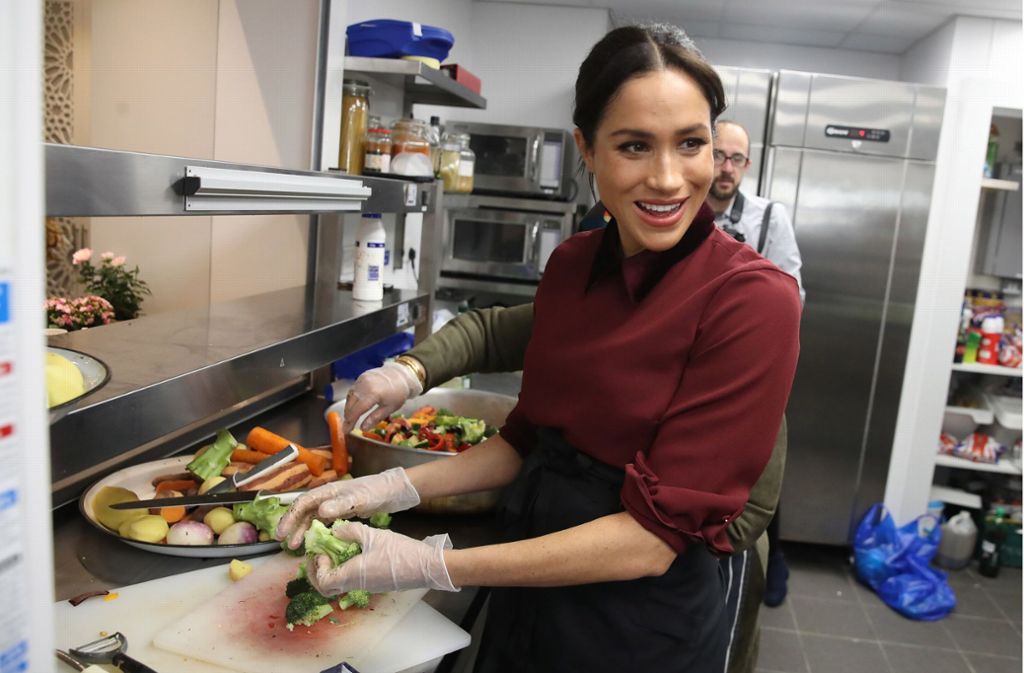 Die 37-jährige Herzogin Meghan hat in der „Hubb“ Gemeindeküche Gemüse für den guten Zweck geschnippelt.