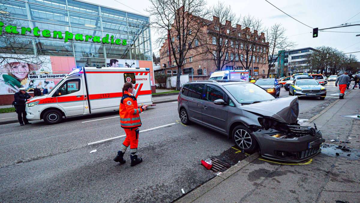 Unfall in Stuttgart-Feuerbach: 46-Jährige prallt gegen Hauswand – Kind schwer verletzt