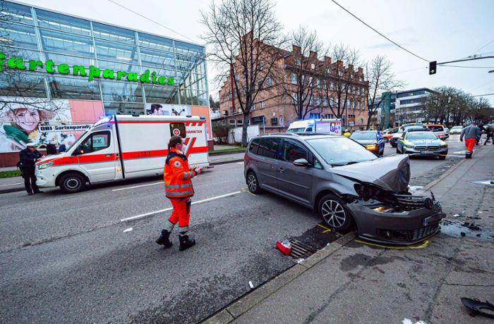 Unfall in Stuttgart-Feuerbach: 46-Jährige prallt gegen Hauswand – Kind schwer verletzt